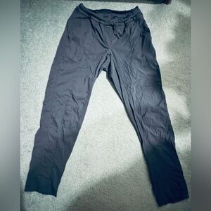 Lululemon dance studio straight leg, cropped pants. Mid rise. Grey. Size 6. GUC
